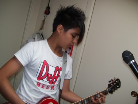 CANDO con la sua Les Paul.